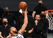 爱游戏官方-江苏队横扫上海队，米切尔关键制胜