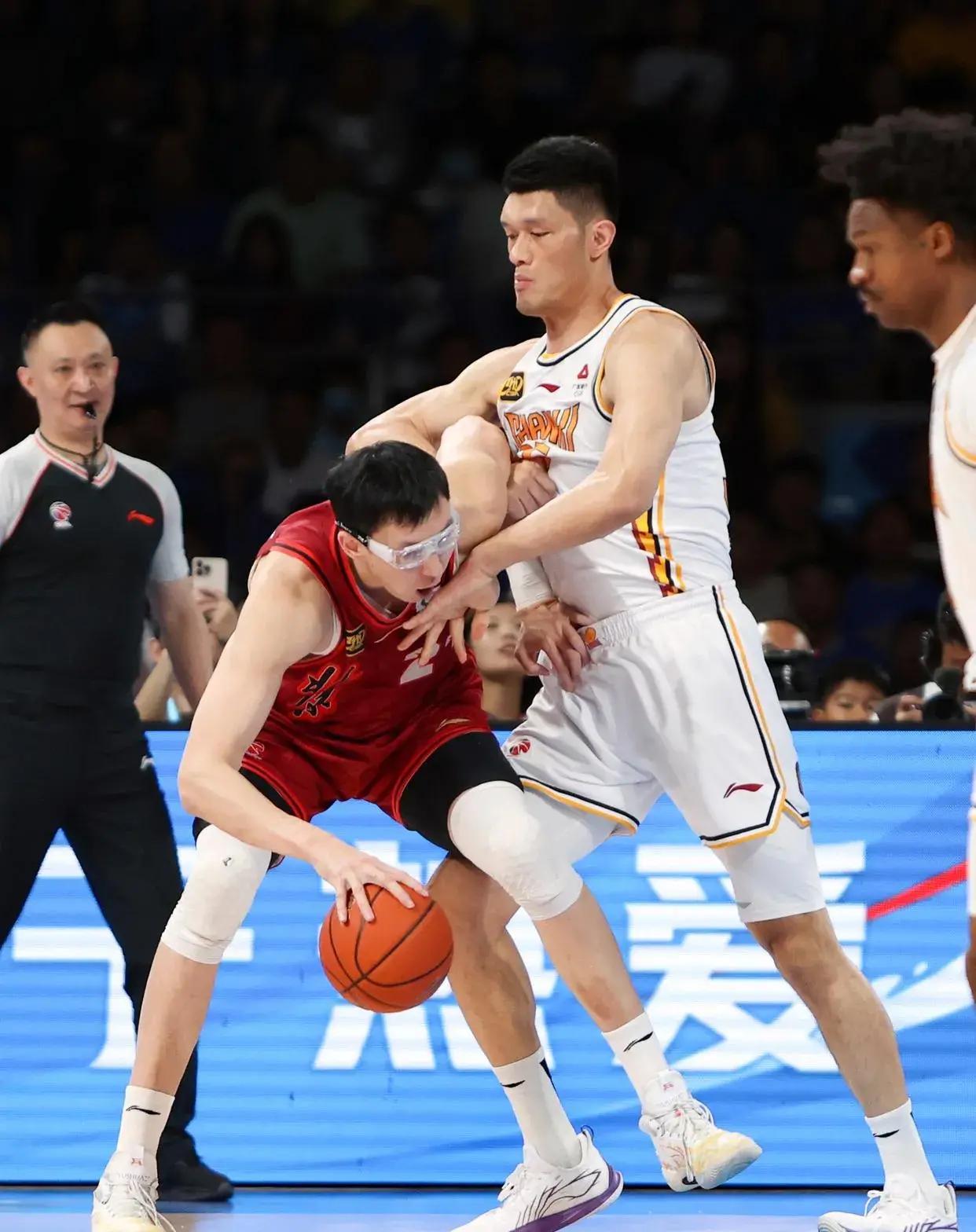 山西队力克北京队，字母哥统治全场