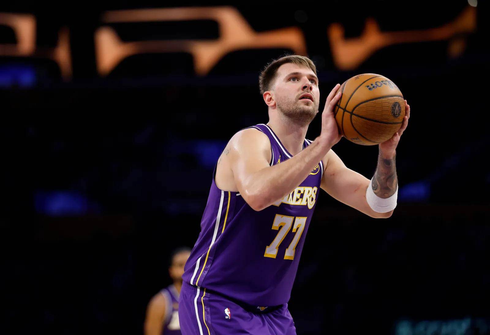 深圳队鏖战猛龙，东契奇高光表现