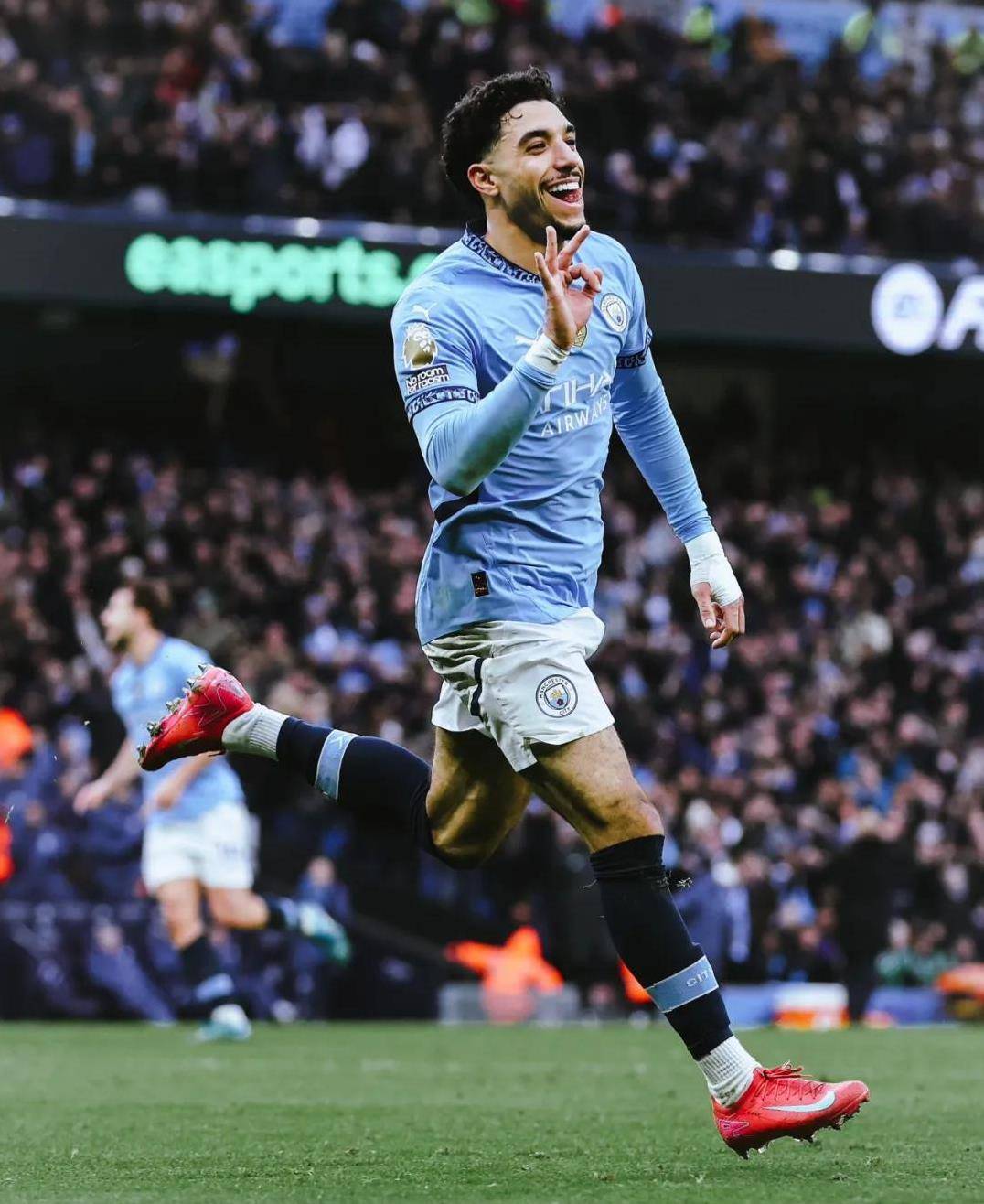 曼城新援首秀出色，展现出潜力与实力