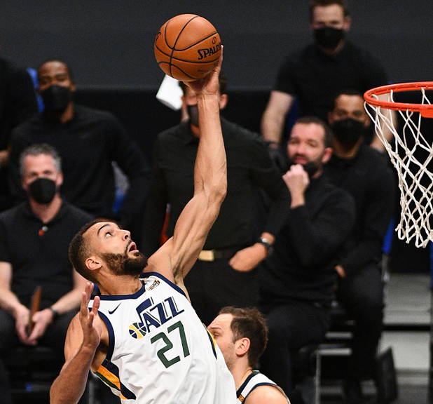 江苏队横扫上海队，米切尔关键制胜