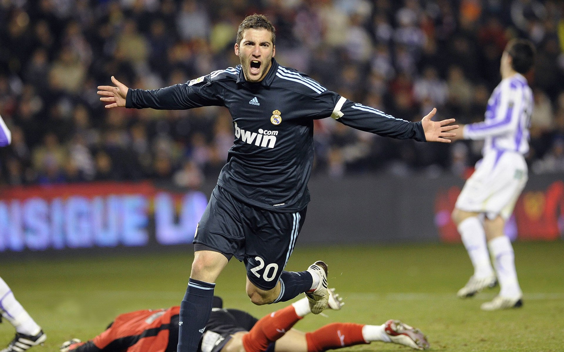 当足球的洪流漫过F1赛道，加克波在佛罗伦萨的街道赛接管艺术