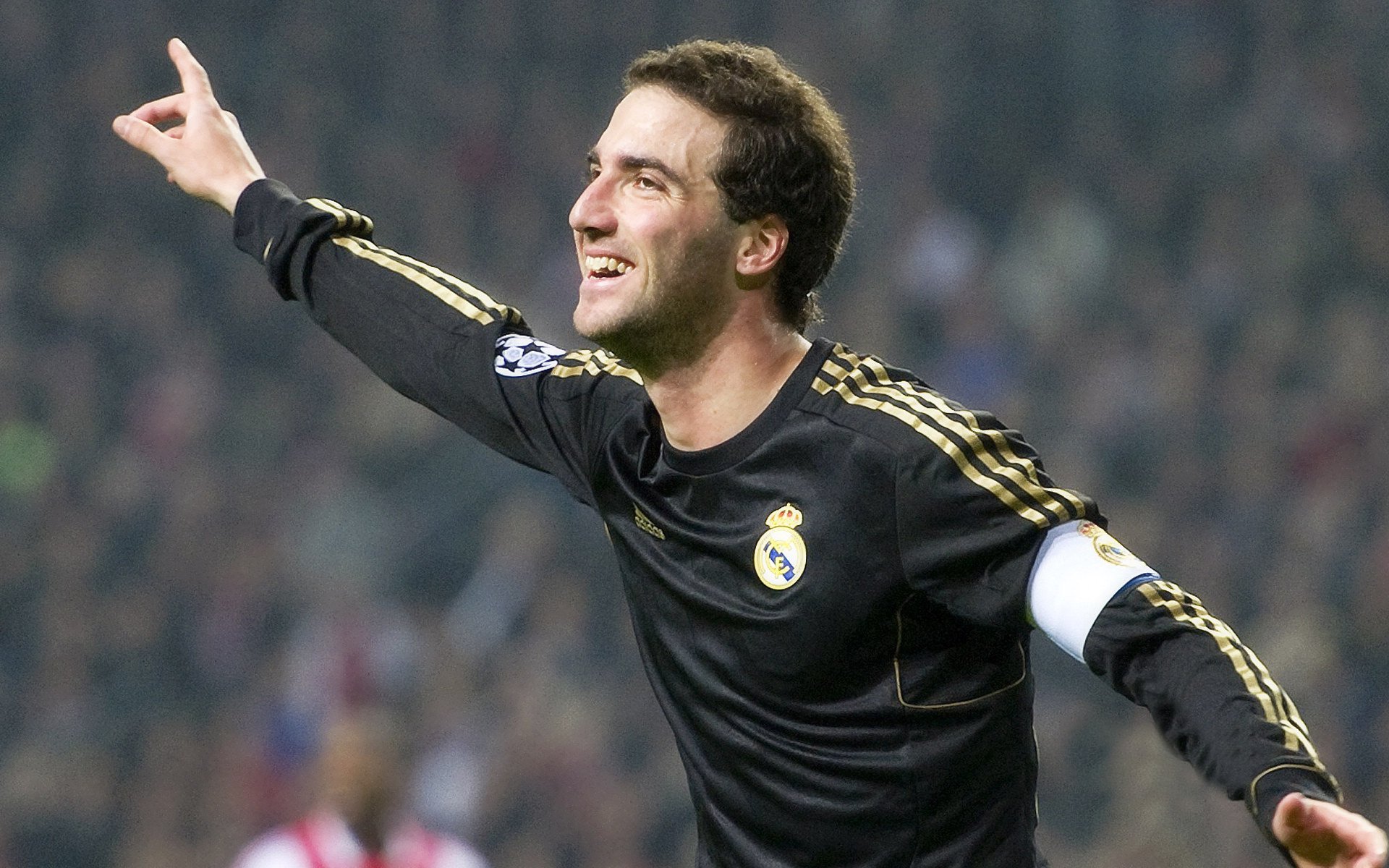 赛道与绿茵场的双重奏，当F1街道赛遇见南非轻取皇马